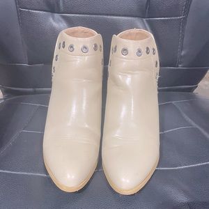 Ankle boots with grommet details